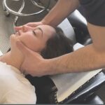 quiropráctico examinando el cuello de una paciente
