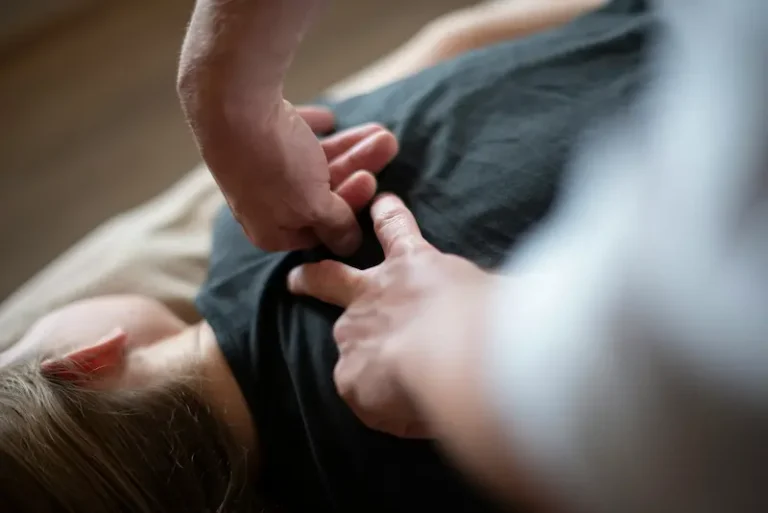 Quiropráctico evaluando la espalda de un paciente en la consulta