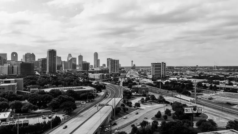 Vista aérea del centro de Dallas, Texas, con sus autopistas